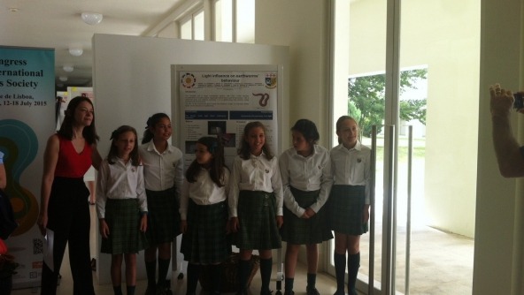 Planalto - As alunas do 5º ano premiadas por Dorian Sagan, filho do conhecido cientista Carl Sagan 